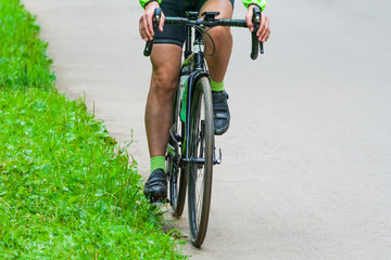 Naklejka premium Bicyclist on the asphalt road in the park