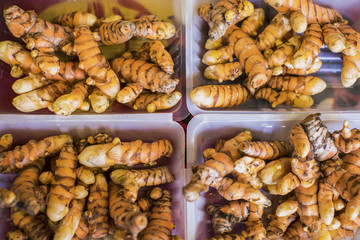 petites racines de gingembre sur un marché