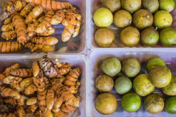petites racines de gingembreet citrons  sur un marché