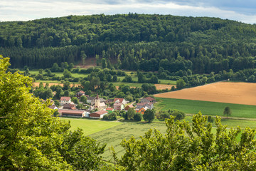 Hügel Tal Dorf Kirche Felder