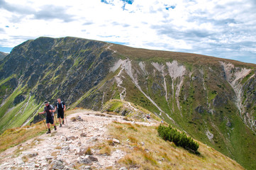 Turyści podczas wędrówki górskim szlakiem.
