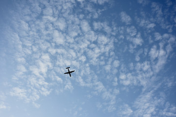飛行機と青空と雲（躍進するクラウドコンピューティング、成功するＩＴ企業、躍進、可能性、夢を見るなどのイメージ）