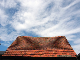 Altes, schiefes, kaputtes Dach
