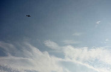 空と雲と飛行機（旅立ち、目的を果たすなどのイメージ）