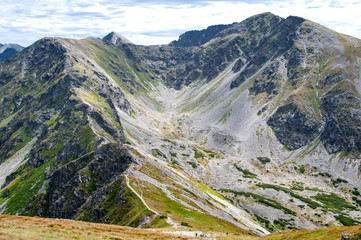 Górska panorama i szlak biegnący granią.