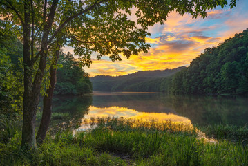 summer sunset over calm lake, appalachian mountains, kentucky - obrazy, fototapety, plakaty