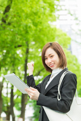 Fototapeta premium タブレットを見る女性 ビジネス