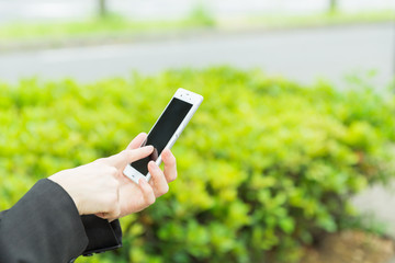 スマホを持つ女性　手元　ビジネス