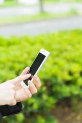 スマホを持つ女性　手元　ビジネス