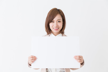 ホワイトボードを持つ女性　ビジネス