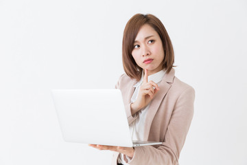パソコンを見る女性　考える　ビジネス