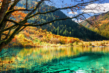 Obrazy na Szkle  Lazurowa woda jeziora wśród jesiennych lasów, dolina Shuzheng