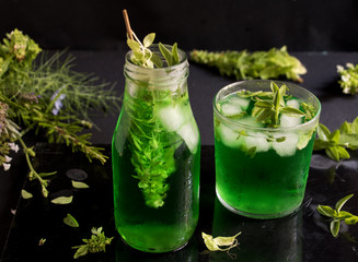 eiskalt und grün, eine Erfrischung in der sommerlichen Hitze
