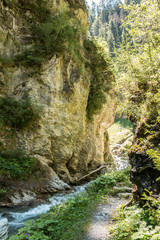 Felsen und Fluss