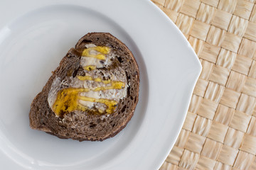 Frühstücksbrot mit Butter und Honig