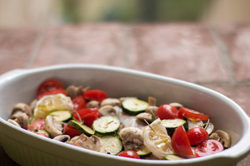 Fischauflauf mit Kartoffeln, Gemüse und Pilzen, mediterran