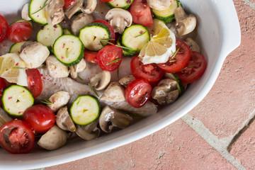 Fischauflauf mit Kartoffeln, Gemüse und Pilzen, mediterran, Draufsicht