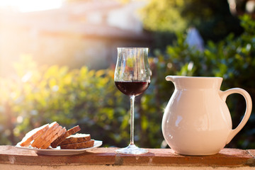 Rotwein, Wasserkaraffe und Weißbrot, Italien