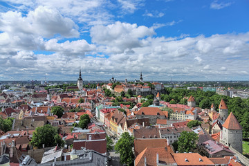 Fototapeta premium Widok na Stare Miasto w Tallinie z wieży kościoła św Olafa, Estonia