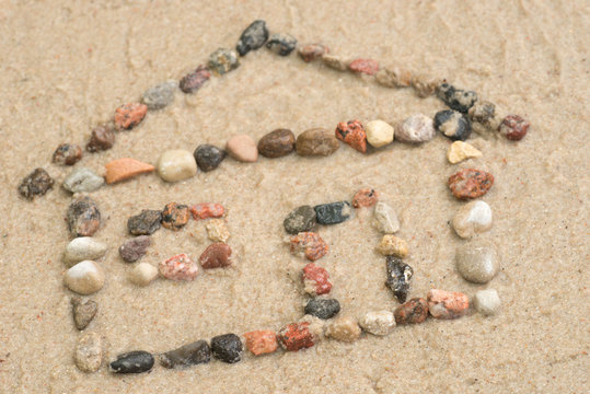 pebble  houde shape on sand selective focus