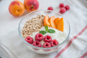 Joghurt mit Müsli und Beeren 