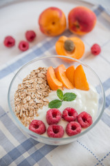 Joghurt mit Müsli und Beeren 