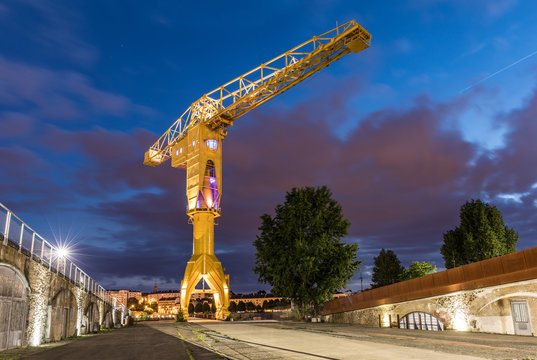 La grue titan jaune de nuit (Nantes, France)