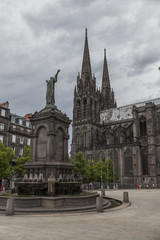 Fototapeta na wymiar cathédrale de Clermont Ferrand