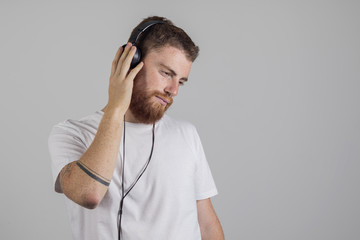 Hombre joven pelirrojo escuchando musica