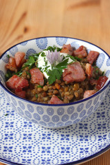 Linseneintopf mit Speck und Kräutern