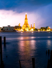 Fototapeta premium Prang Wat Arun Temple at twilight in bangkok Thailand.
