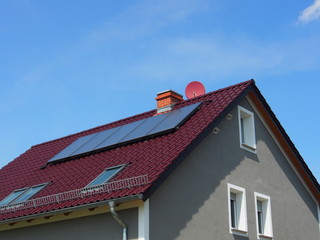 Naklejka premium Solarpanel auf Einfamilienhaus