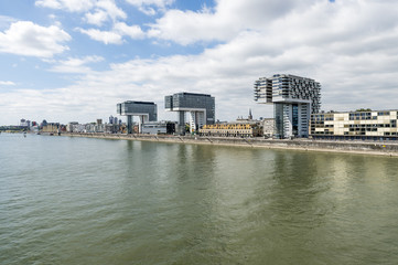 Kranh&auml;user am Rheinufer