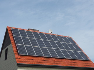 Sonnenenergie: Solaranlage auf Hausdach