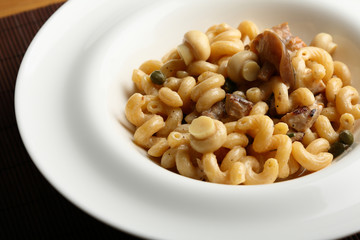 Pasta with chicken and mushrooms sauce
