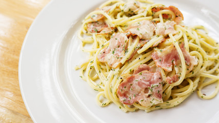 spaghetti white sauce with bacon.
