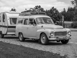 Vintage Oldtimer mit Wohnwagen