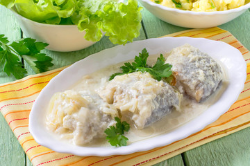 Sea fish stewed in milk-onion sauce