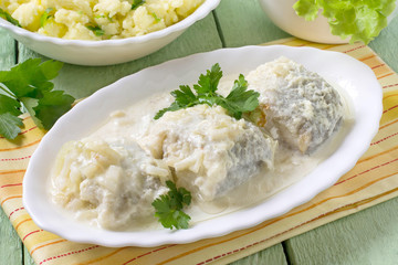 Sea fish stewed in milk-onion sauce
