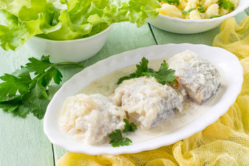 Sea fish stewed in milk-onion sauce