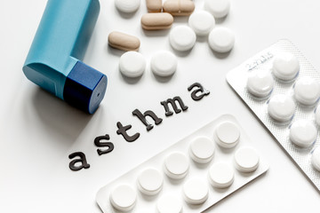 Obraz na płótnie Canvas concept asthma and treatment on white background top view