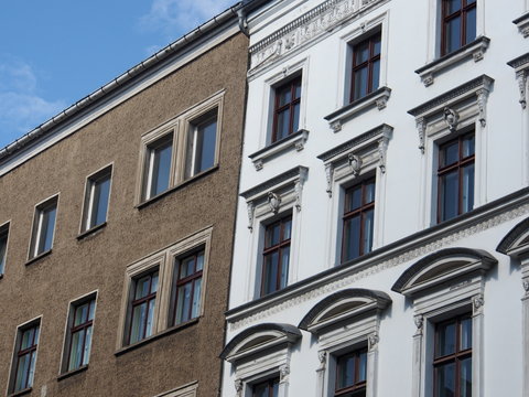 Berlin: Schmucklose Fassade neben anspruchsvoll sanierter Altbaufassade