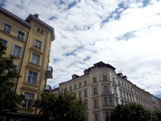 Gr&uuml;nes Berlin: Altbaufassaden im Prenzlauer Berg