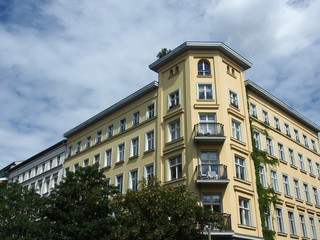 Grünes Berlin: Altbaufassaden im Prenzlauer Berg