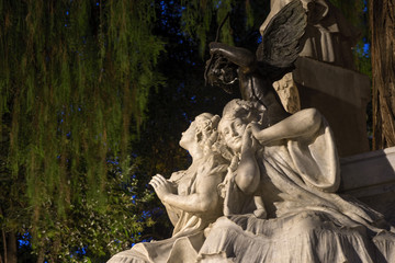 Fototapeta monumento dedicado al poeta Gustavo Adolfo Bécquer en la ciudad de Sevilla obraz