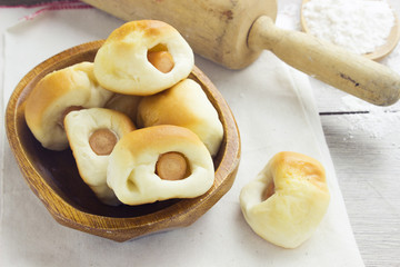 Sausage bread placed on white bread, bread crumbs, bread crumbs, side by side