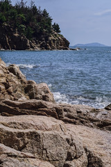 海と岩と島の瀬戸内海、夏の日