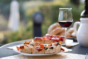 Pizzagenuss mit Wein am Abend, Italien, Urlaub