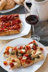 Pizzagenuss mit Wein am Abend, Italien, Urlaub