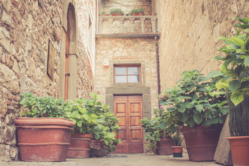 Fototapeta na wymiar Liebliches Haus in italienischer Kleinstadt Radda, Toskana 